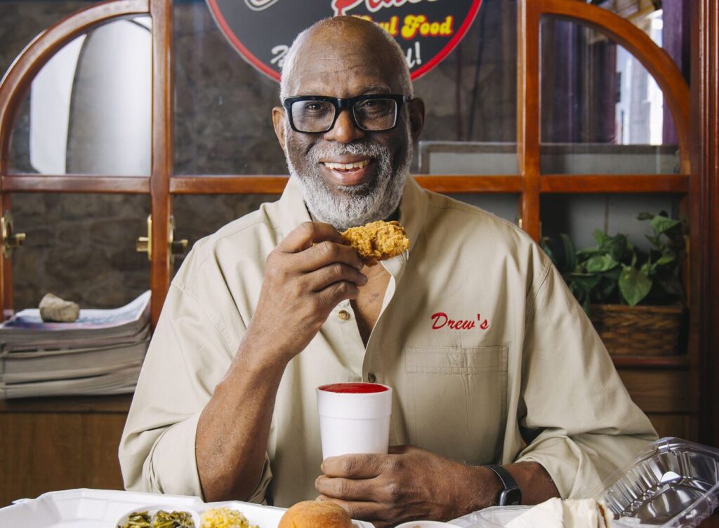 Drew’s Place demuestra que los negocios pueden sobrevivir a presiones económicas Dueño del restaurante texano Drew’s Place